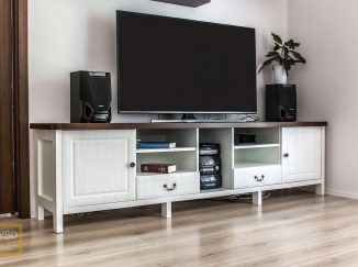 Biely drevený stolík pod televízor