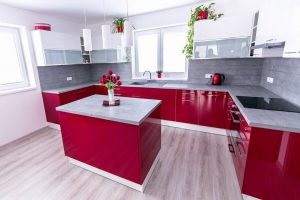 Červeno-biela moderná kuchyňa lesklá