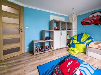 Modrá chlapčenská detská izba s drevom