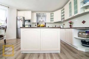 Vidiecka biela kuchyňa s ostrovčekom