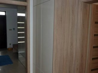 Skriňa do predsiene drevodekor a biela