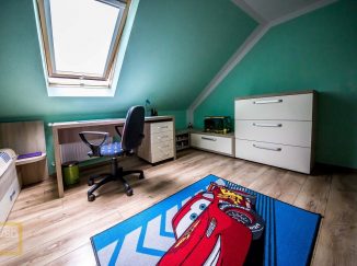 Chlapčenská detská izba s modrou stenou