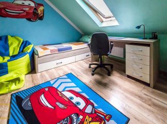 Chlapčenská detská izba s modrou stenou