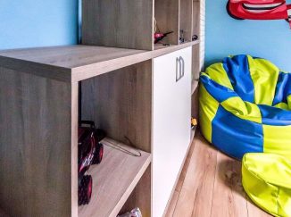 Chlapčenská detská izba s modrou stenou
