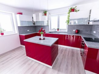 Lesklá červená kuchyňa s ostrovčekom