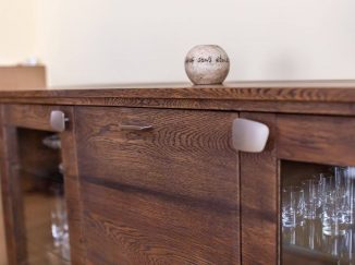Detail drevenej skrinky do obývačky