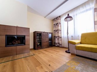 Interiér obývačky s dreveným nábytkom