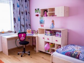 Ružová detská izba s dreveným nábytkom