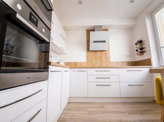 Biela moderná kuchyňa s drevom do L
