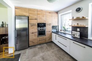Moderná drevená kuchyňa do U