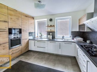 Moderná biela kuchyňa s drevom