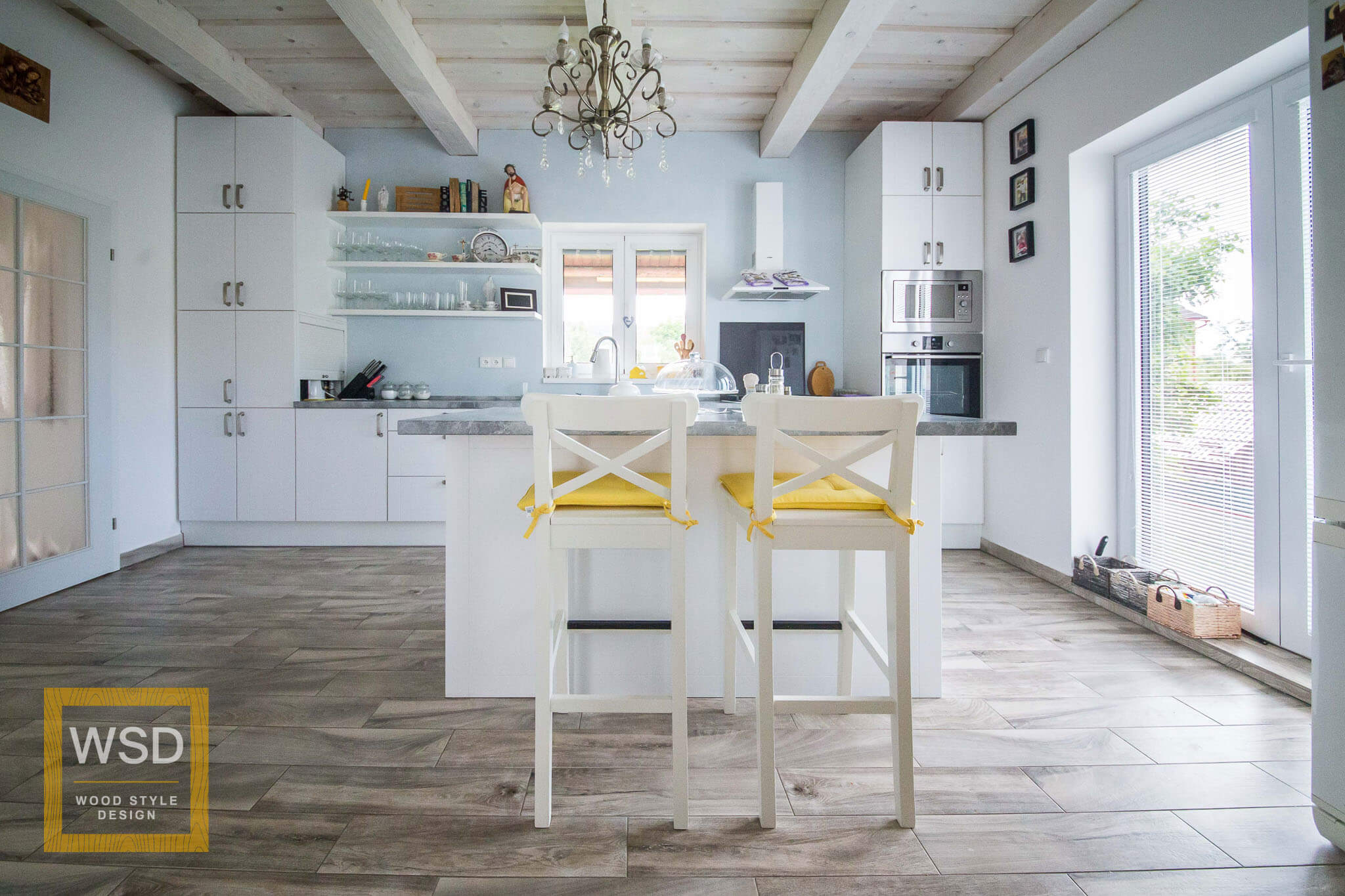 Vintage biela kuchyňa so žltými stoličkami