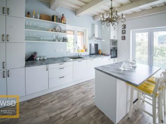 Vintage biela kuchyňa s ostrovčekom