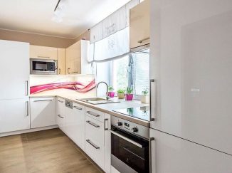 Lesklá biela kuchyňa s oknom