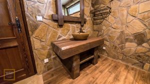 Drevený stolík pod kamenné umývadlo
