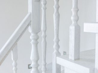Detail bielych interiérových schodov