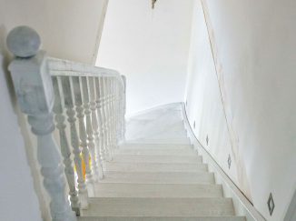 Biele interiérové schody
