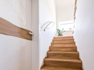 Biele interiérové dvere s drevom a schody