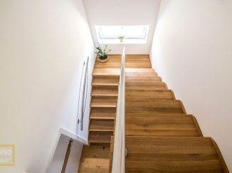 Moderné drevené schody s nerezovým zábradlím