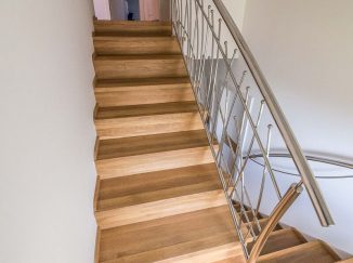Moderné drevené schody s nerezovým zábradlím