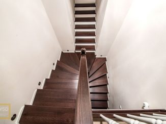 Tmavohnedé drevené interiérové schody