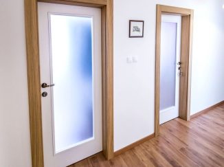 Biele interiérové dvere so sklom a drevenou zárubňou