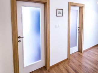 Biele interiérové dvere s drevenými zárubňami
