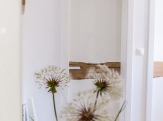 Biele interiérové dvere s drevom