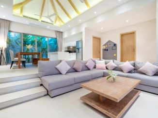 vizualizácia obývačky s fialovou sedacou súpravou