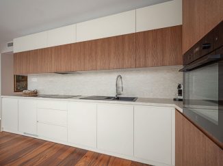 bielo-drevená kuchyňa do L v teplých tónoch