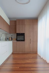 bielo-drevená kuchyňa do L v teplých tónoch