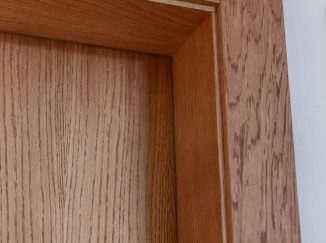 detail drevených dverí v teplých tónoch