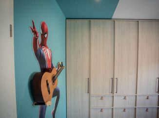 Spiderman na stene drží gitaru