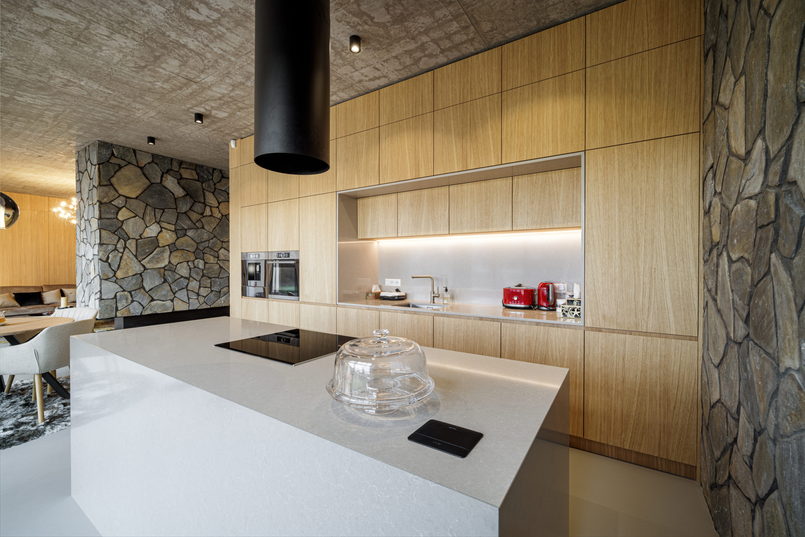Moderná kuchyňa s úložným priestorom
